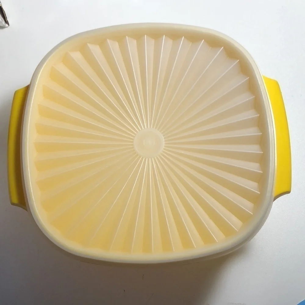 2 vintage Tupperware bowls with lids orange and yellow #2277-4